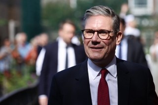 英國(guó)首相回應(yīng)美加征關(guān)稅：我們所知的世界已不復(fù)存在