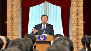 一周外盤頭條|特朗普：鮑威爾“越早走人越好” 金價(jià)再創(chuàng)新高 4000美元可期？ 黃仁勛：中國市場至關(guān)重要