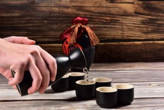 老將回歸救場(chǎng)，業(yè)績困頓中的酒鬼酒等解藥