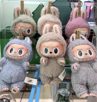 連續(xù)兩天TOP1！泡泡瑪特app登頂美國(guó)App Store購(gòu)物榜，海外門店現(xiàn)場(chǎng)大排長(zhǎng)龍......