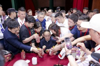 茅臺(tái)股東大會(huì)結(jié)束，張德芹成關(guān)注重點(diǎn)，大批股東帶“蛇茅”求親筆簽名