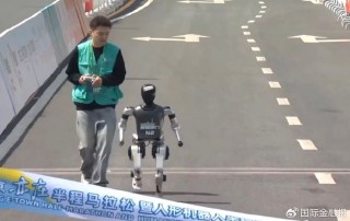 人形機(jī)器人馬拉松刷屏，冠亞季軍什么來頭？“頂流”宇樹科技回應(yīng)摔倒