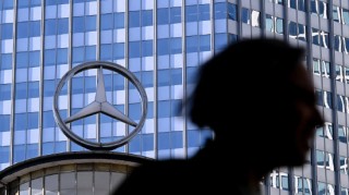 汽車巨頭們?cè)谔乩势贞P(guān)稅政策引發(fā)的混亂中取消業(yè)績(jī)預(yù)測(cè)