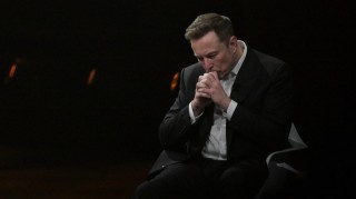 特斯拉股價(jià)收漲超3%：特朗普無意溝通，馬斯克父親勸兒子低頭