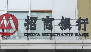 股價下跌超5%！“招商銀行人均薪酬降至60萬元以內”沖上熱搜
