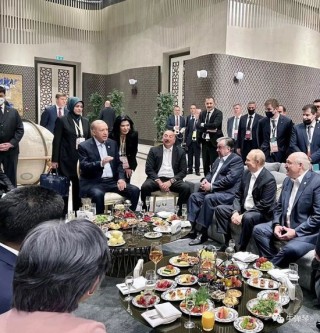 牛彈琴：特朗普被他吃豆腐了，但我還有一個(gè)疑問(wèn)