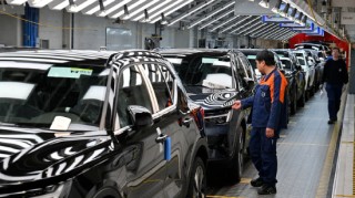 汽車巨頭們?cè)谔乩势贞P(guān)稅政策引發(fā)的混亂中取消業(yè)績(jī)預(yù)測(cè)