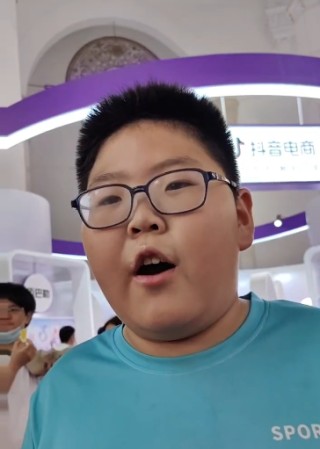 好博會 | 商戶現(xiàn)場發(fā)“千層糕”，十歲男孩贊稱“展會非常好”