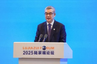 中國(guó)人民銀行副行長(zhǎng)、國(guó)家外匯局局長(zhǎng)朱鶴新在2025陸家嘴論壇上的主題演講