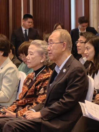 直擊博鰲丨潘基文夫婦現(xiàn)身“健康”論壇，化身觀眾學(xué)習(xí)“長壽”秘訣？