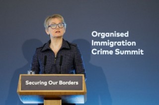 永居五年改十年 提高英語要求 英國首相斯塔默準(zhǔn)備拿移民開刀