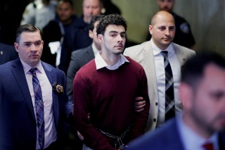 美聯(lián)合健康集團高管槍殺案嫌疑人對謀殺指控不認罪