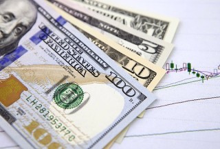“避險貨幣”地位不保？美元指數(shù)半年大跌10%創(chuàng)38年紀(jì)錄，穩(wěn)定幣能否為它“續(xù)命”
