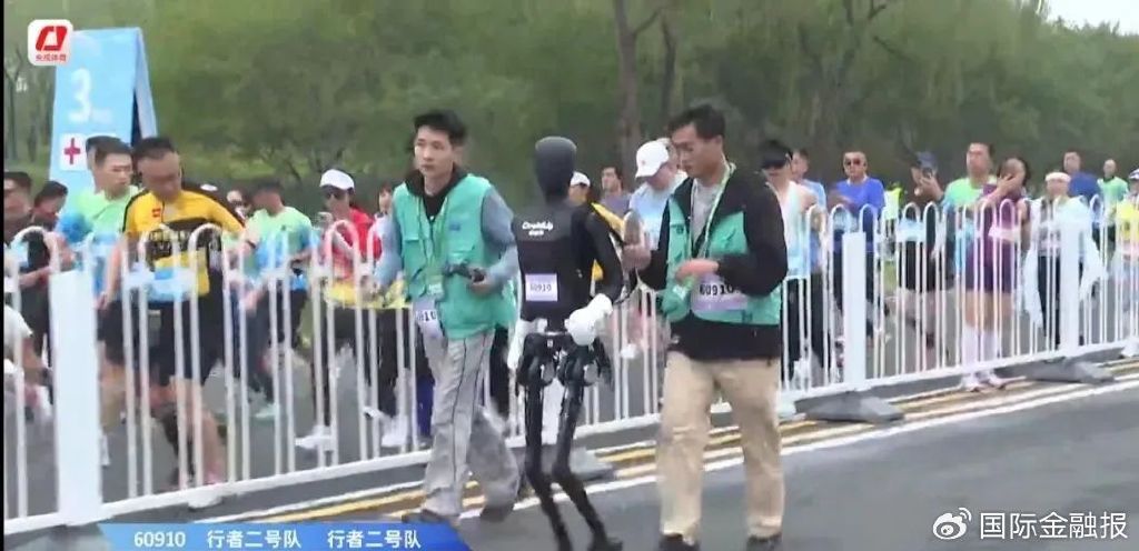 人形機器人馬拉松刷屏，冠亞季軍什么來頭？“頂流”宇樹科技回應(yīng)摔倒  第4張