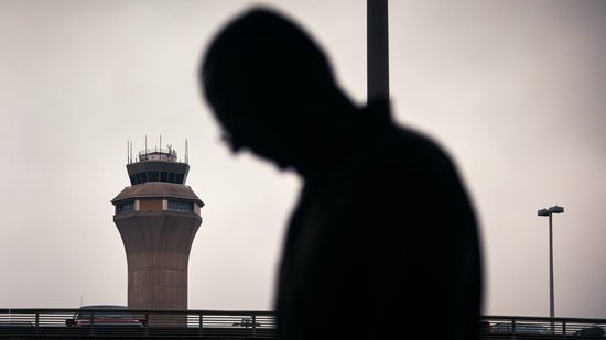 紐瓦克空中交通管制員在夜間設(shè)備故障期間再次與飛機(jī)失去聯(lián)系  第1張