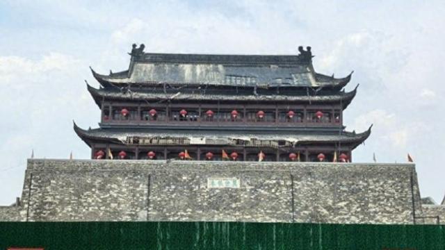 鳳陽(yáng)鼓樓瓦片脫落背后：涉事公司十年前曾因違規(guī)施工致文保建筑被燒毀  第1張