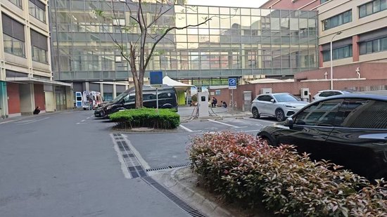 江西省兒童醫(yī)院一醫(yī)生幫聯(lián)系民營救護(hù)車800公里收2.8萬元，院方調(diào)查  第2張